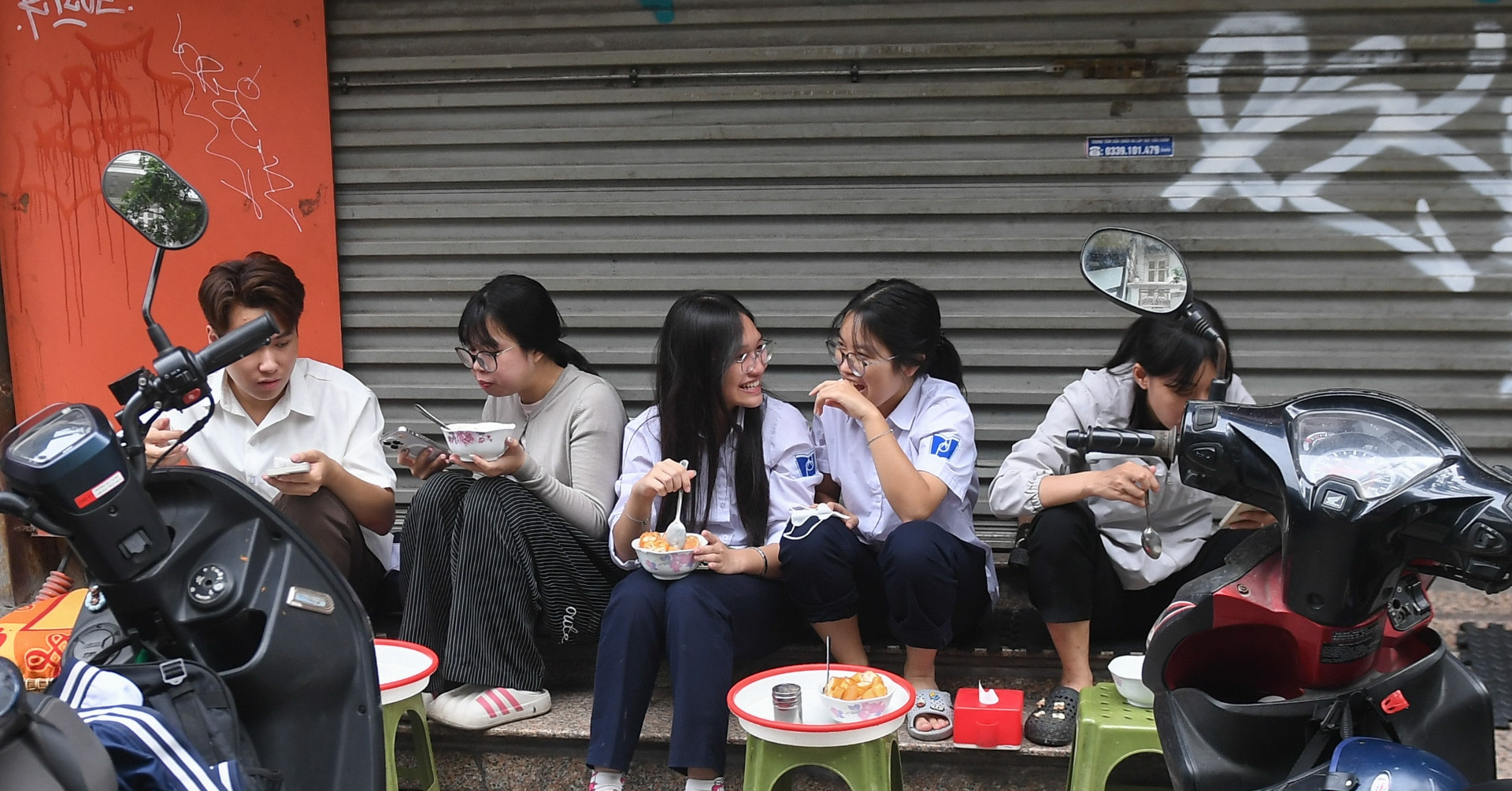 Muôn kiểu thích nghi đến đối phó sau dọn dẹp vỉa hè ở trung tâm Hà Nội