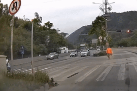 Ô tô mini 2 chỗ ngồi bị xe đầu kéo 'ủn' nhẹ đã bay cả chục mét