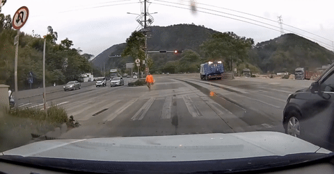 Ô tô mini 2 chỗ ngồi bị xe đầu kéo 'ủn' nhẹ đã bay cả chục mét