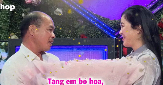 Tặng 100 đóa hồng, người đàn ông 50 tuổi bị từ chối ở bàn muốn hẹn hò