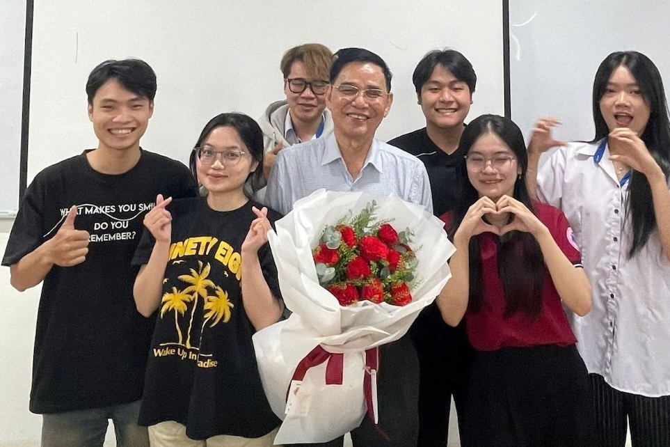 Thầy giáo thương binh, là tiến sĩ ở tuổi 73, rơi nước mắt trong buổi dạy cuối