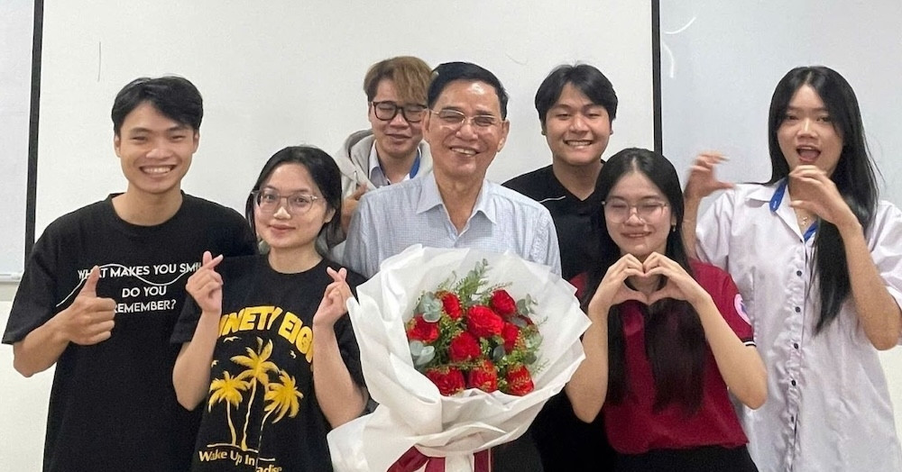 Thầy giáo thương binh, là tiến sĩ ở tuổi 73, rơi nước mắt trong buổi dạy cuối