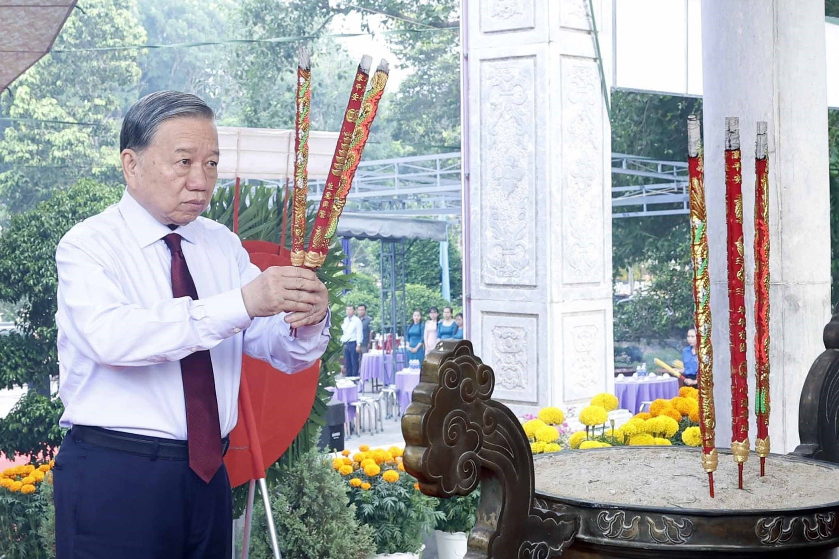  Tổng Bí thư, Chủ tịch nước dâng hương tưởng niệm các Anh hùng liệt sĩ ở Tây Ninh 