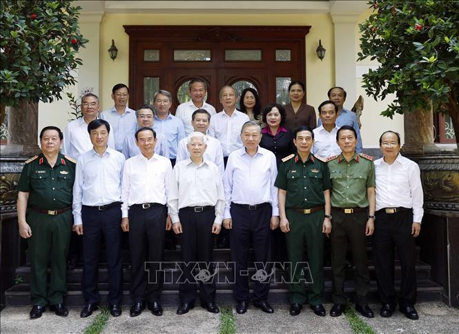 Tổng Bí thư, Chủ tịch nước thăm nguyên lãnh đạo Đảng, Nhà nước và mẹ VNAH