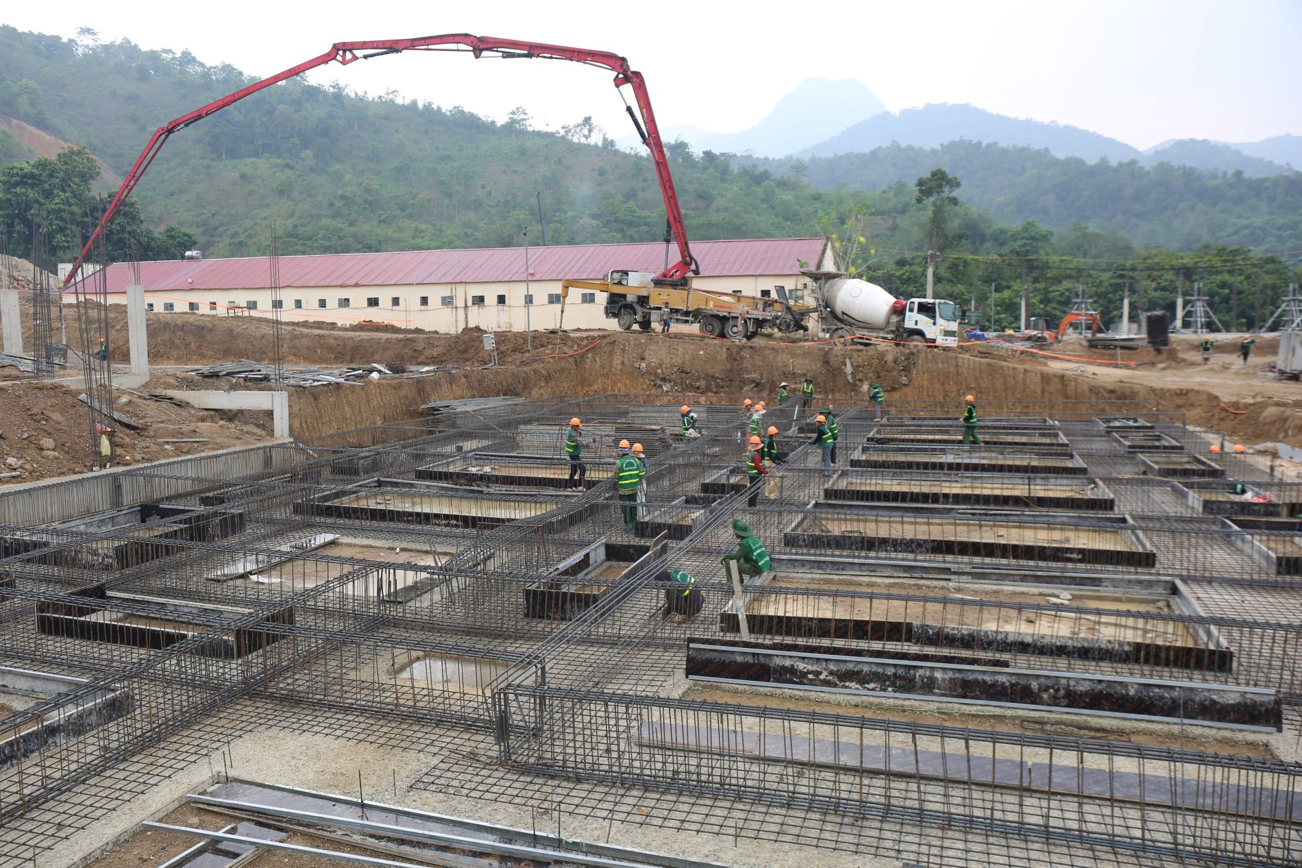 Trên công trường thi công trường nội trú liên cấp tại xã Bắc Lý.JPG.jpg