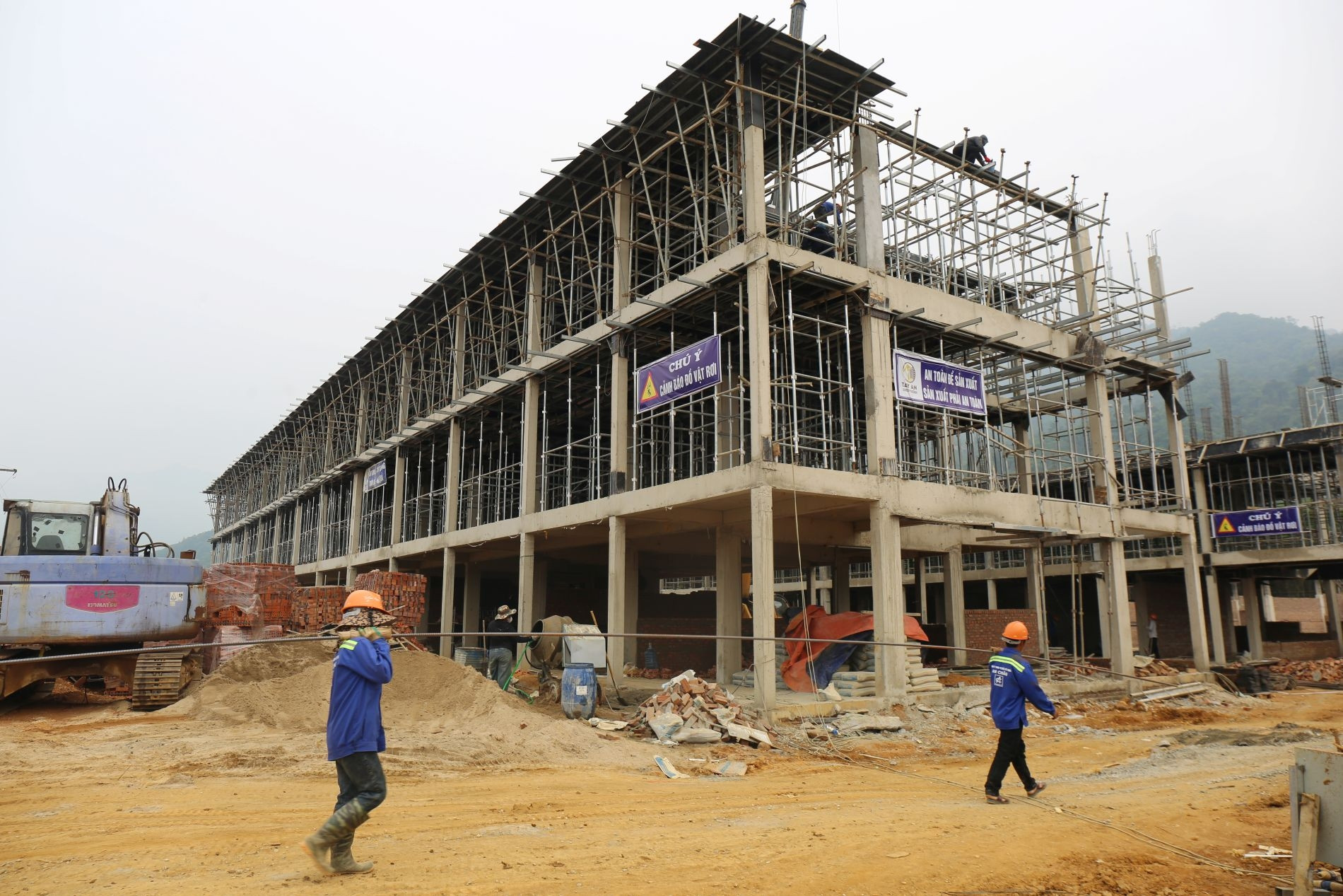 Vùng biên Nghệ An dốc sức tăng ca xây trường nội trú trước mùa khai giảng