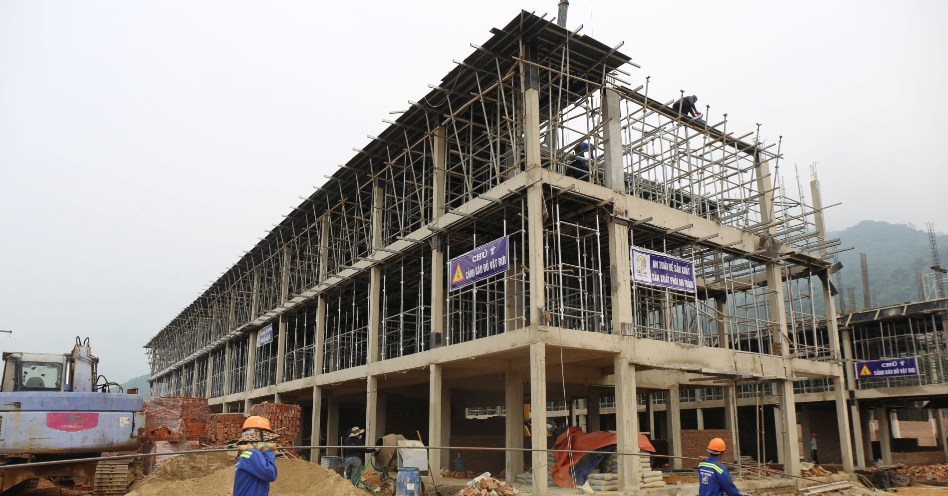 Vùng biên Nghệ An dốc sức tăng ca xây trường nội trú trước mùa khai giảng