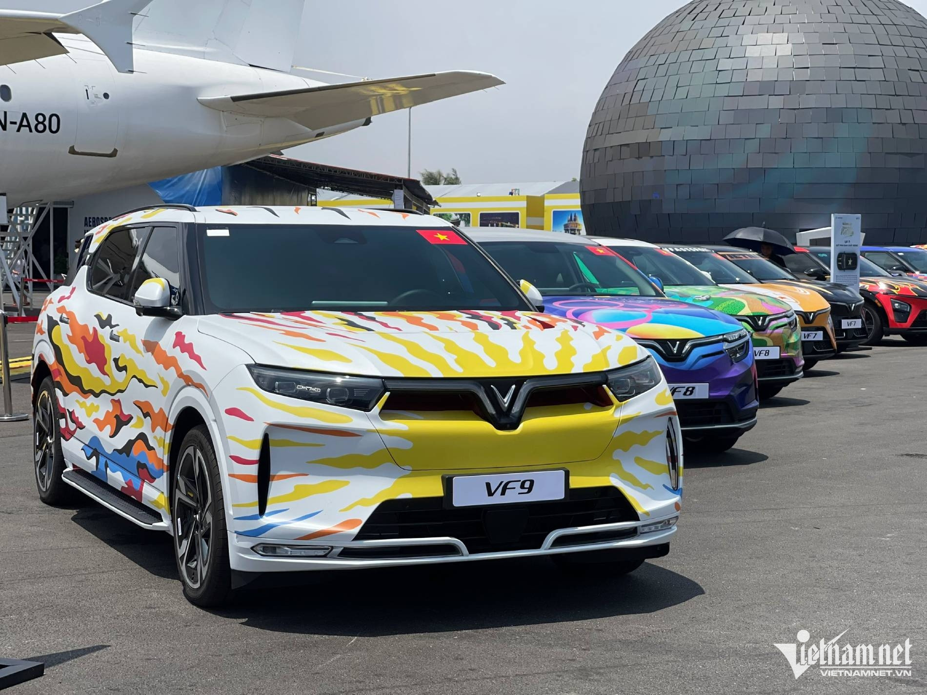 W-VinFast VF 9 trang.jpg