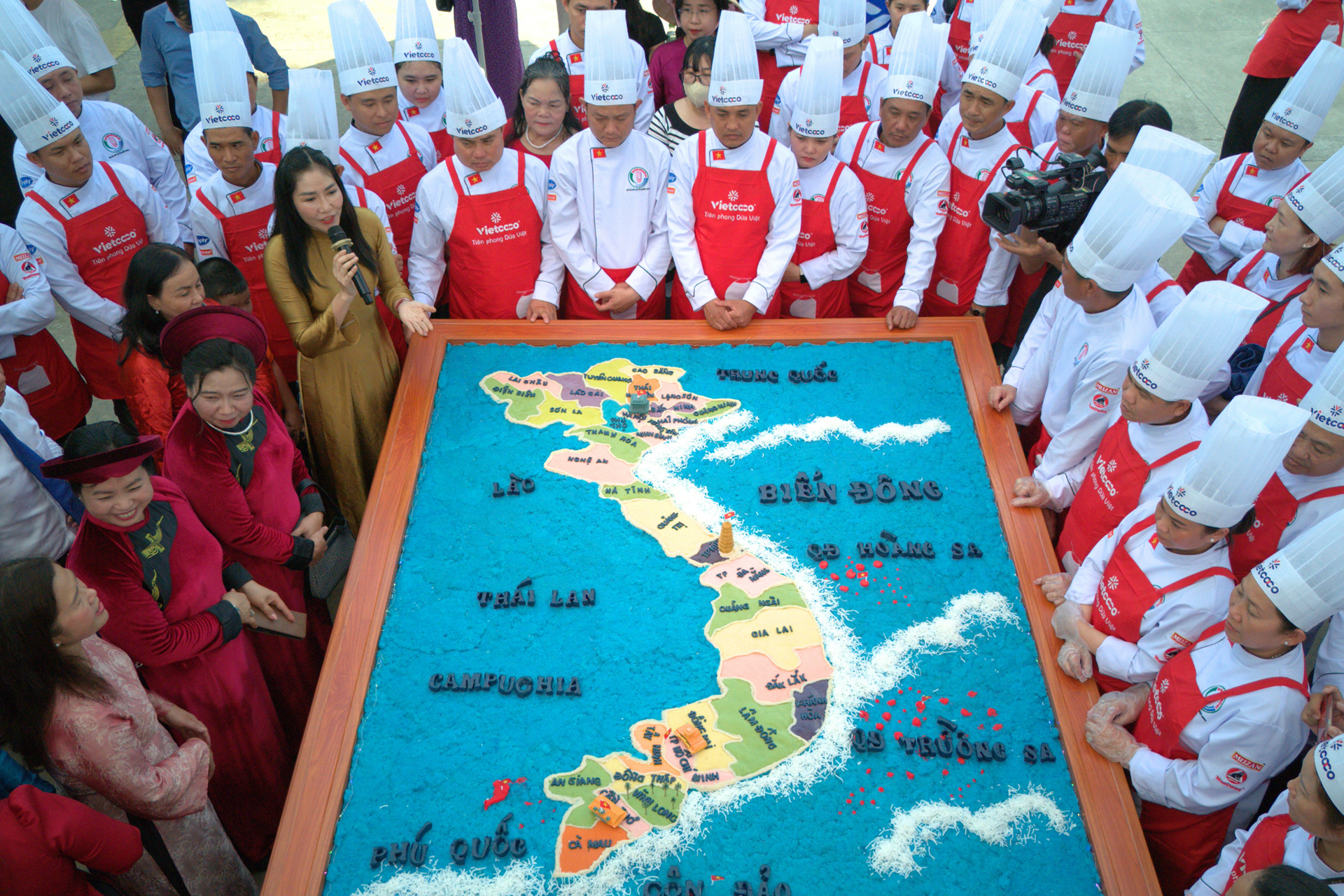 103 đầu bếp thực hiện kỷ lục ‘Bản đồ xôi nước cốt dừa lớn nhất Việt Nam’