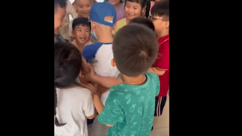 Xúc động khoảnh khắc học sinh vây quanh cậu bé sau thời gian dài điều trị bệnh