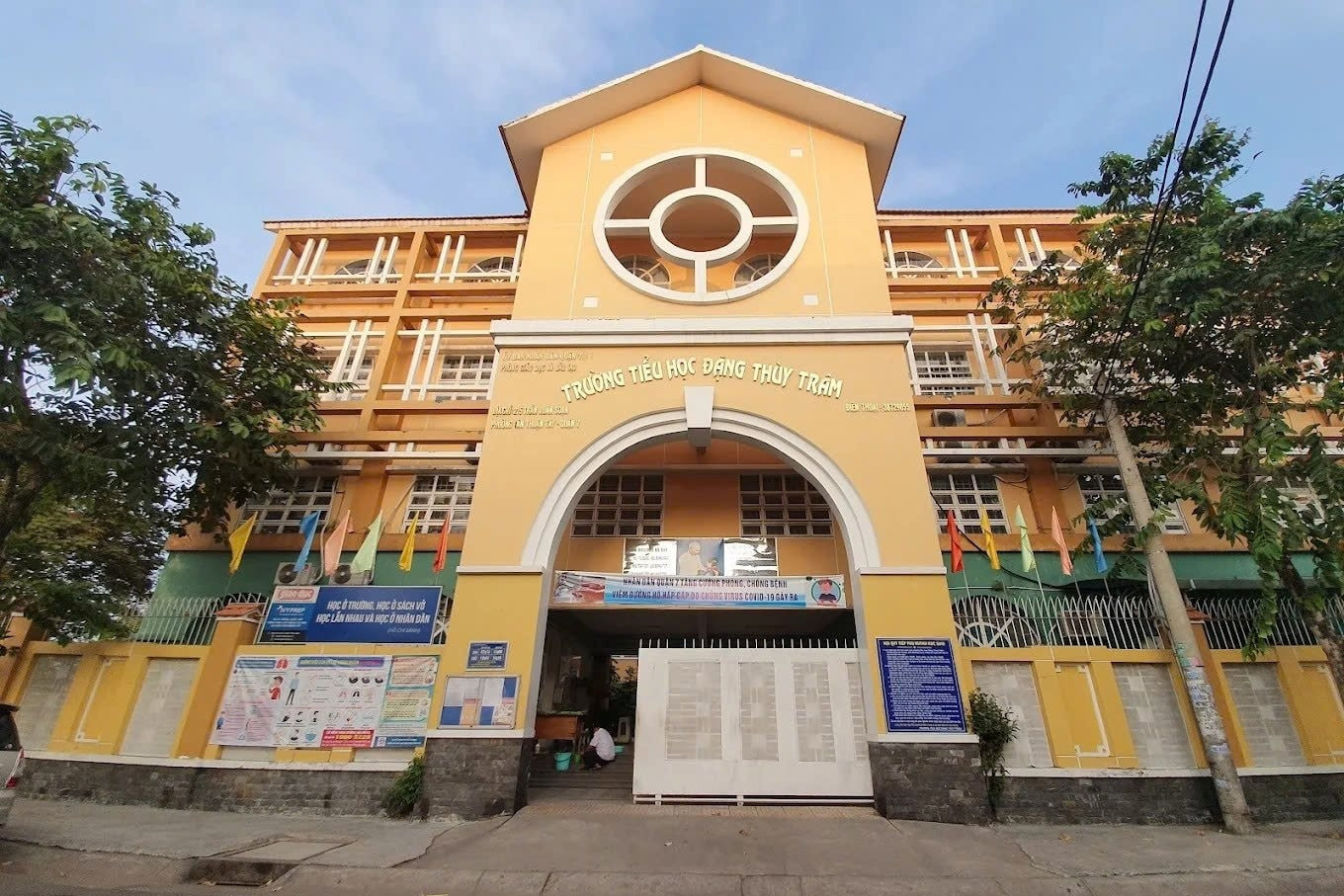 23 học sinh và 2 bảo mẫu trường tiểu học ở TPHCM nhập viện, có ca phải thở máy