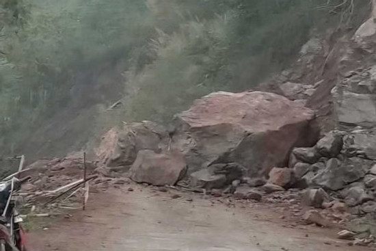 Bản tin chiều 28/4: Hơn 2 vạn dân bị chia cắt vì đường vào xã sạt lở