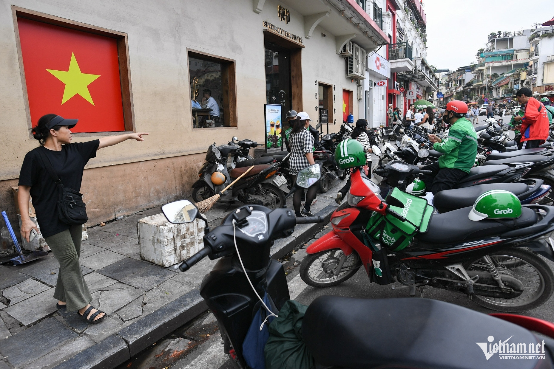 Bản tin sáng 28/4: Muôn kiểu đối phó sau dọn dẹp vỉa hè ở trung tâm Hà Nội