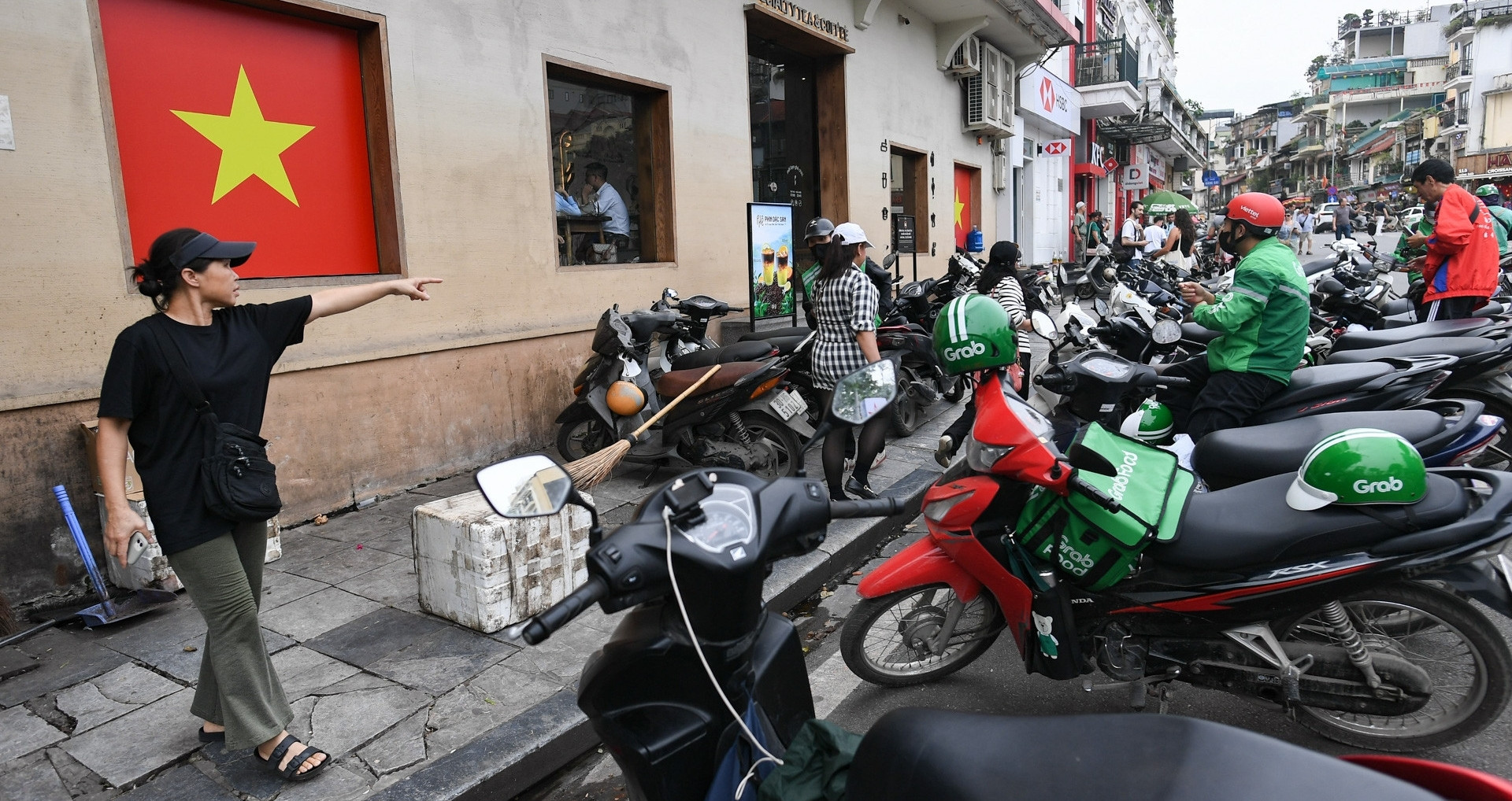 Bản tin sáng 28/4: Muôn kiểu đối phó sau dọn dẹp vỉa hè ở trung tâm Hà Nội