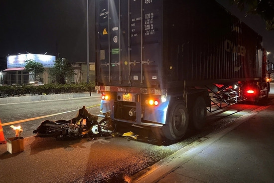 Bản tin trưa 28/4: Tông vào ô tô dừng trên đường cấm, người đàn ông tử vong