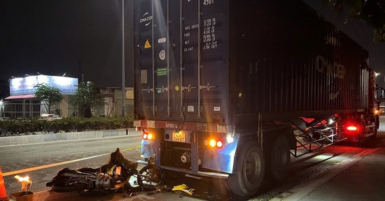 Bản tin trưa 28/4: Tông vào ô tô dừng trên đường cấm, người đàn ông tử vong