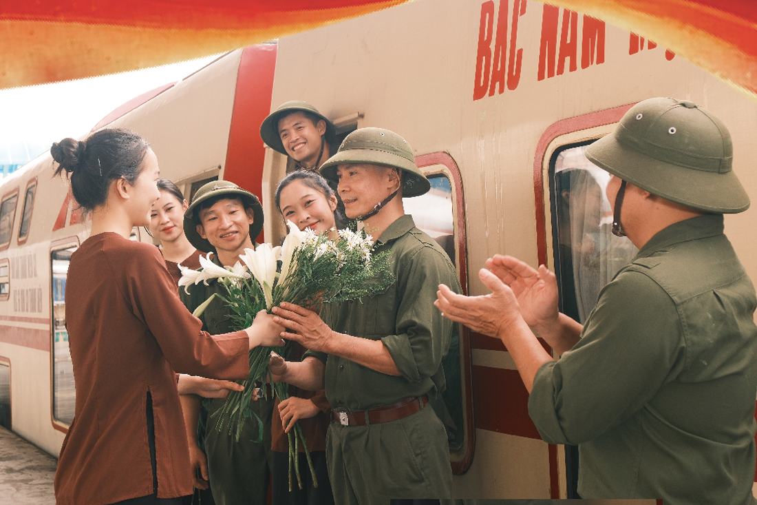 Chuyến tàu Hà Nội 5 cửa ô đặc biệt dịp 30/4-1/5: Chạm vào ký ức, viết tiếp tự hào