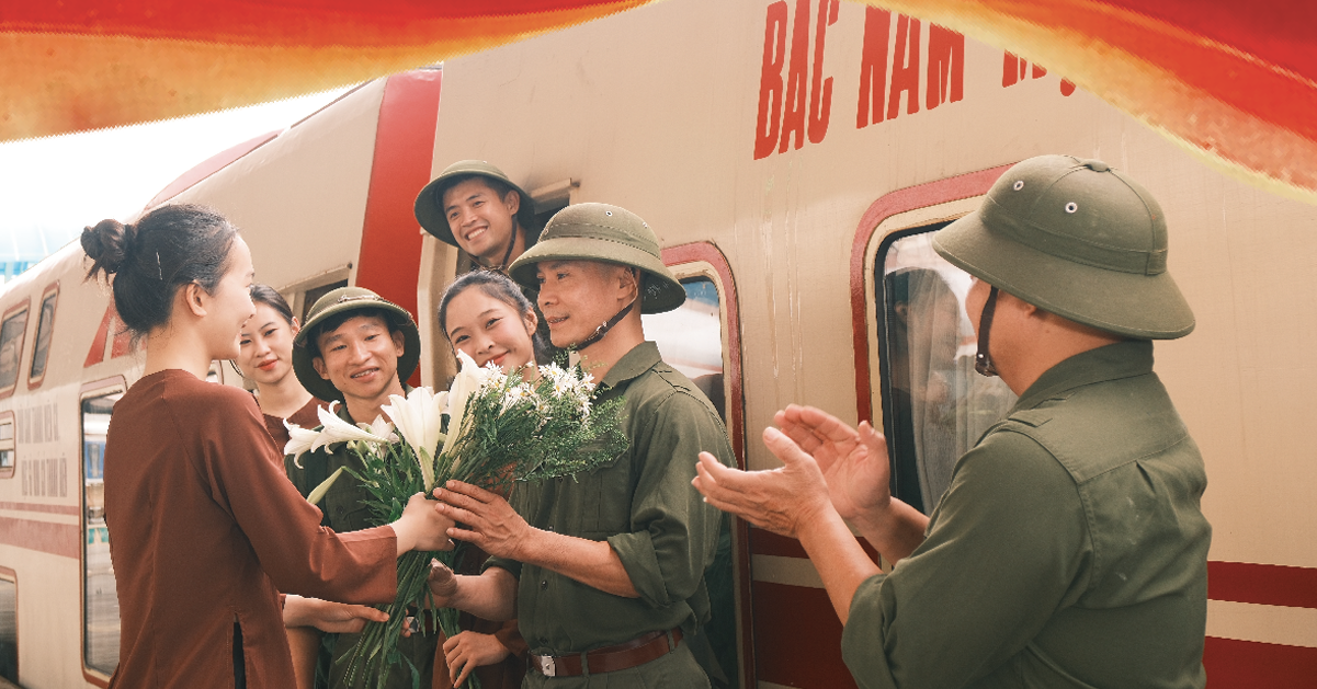 Chuyến tàu Hà Nội 5 cửa ô đặc biệt dịp 30/4-1/5: Chạm vào ký ức, viết tiếp tự hào