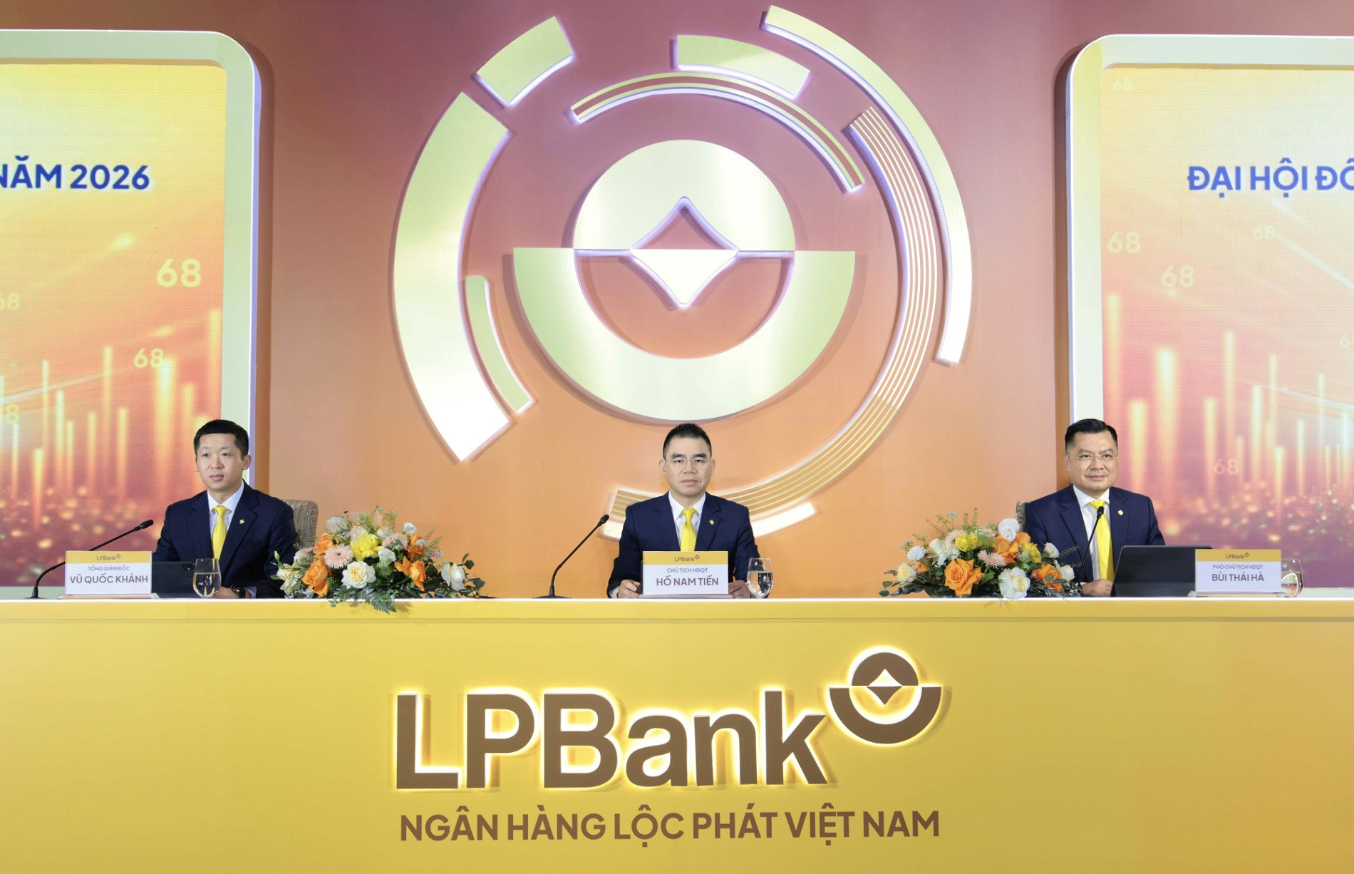 Anh 2 Doan Chu tich LPBank.jpg