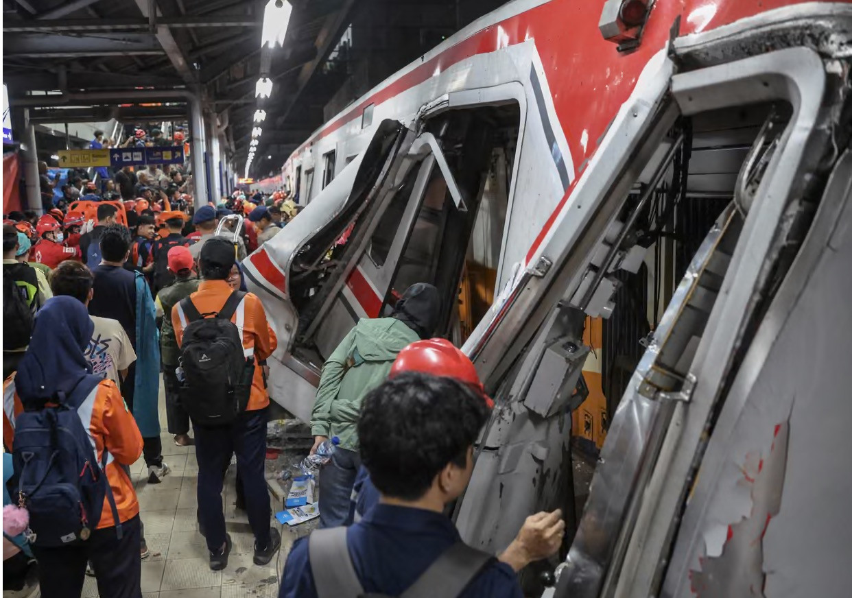 Các toa tàu biến dạng sau vụ va chạm. Ảnh: EPA