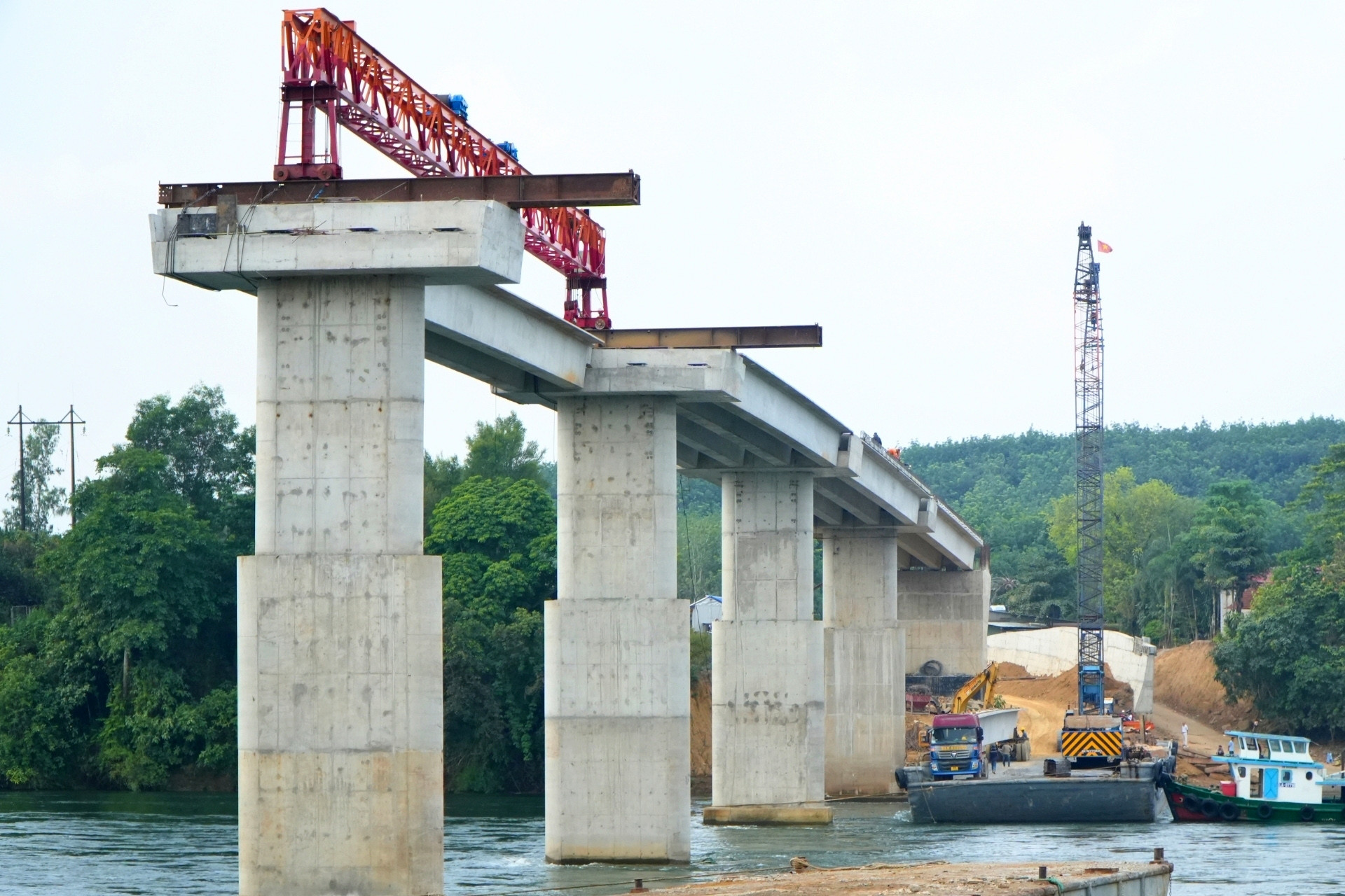 Cận cảnh cầu phục vụ thủy điện Trị An mở rộng sắp hợp long