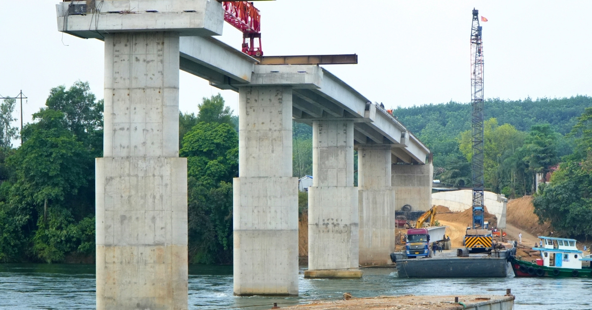 Cận cảnh cầu phục vụ thủy điện Trị An mở rộng sắp hợp long