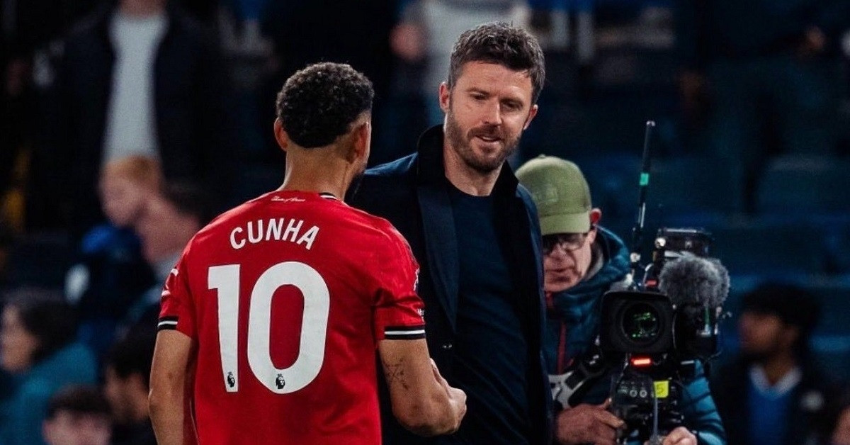 Carragher nhắn MU: Không ai xứng đáng hơn Carrick đâu!