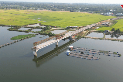 Cận cảnh cầu 220 tỷ đồng vươn tới giữa sông rồi 'đóng băng' gần 3 năm