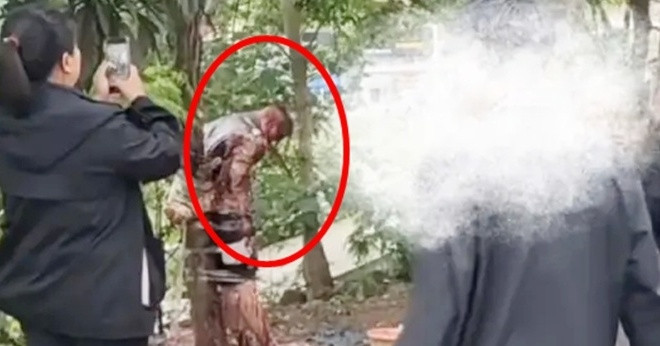 Chú rể bị lột đồ, dội nước tương, ném trứng rồi trói vào cây gây bức xúc