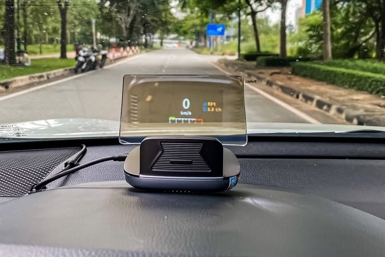 Có nên lắp màn hình HUD hiển thị tốc độ lên kính lái để nâng tầm 'xe cỏ'?