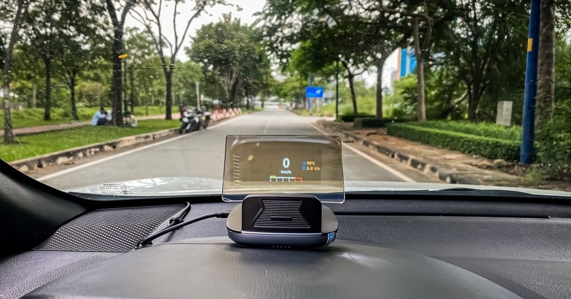 Có nên lắp màn hình HUD hiển thị tốc độ lên kính lái để nâng tầm xe cơ?