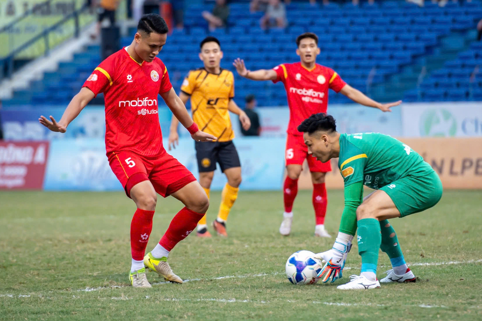 Cuộc đua trụ hạng V-League: Khó lường tới phút cuối