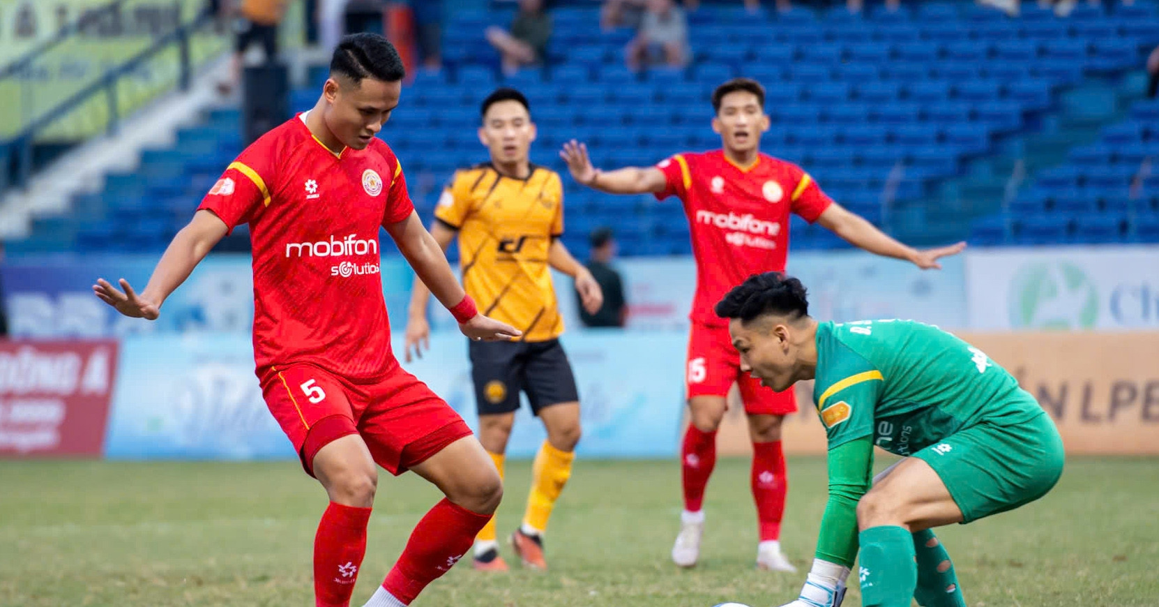 Cuộc đua trụ hạng V-League nóng bỏng: SHB Đà Nẵng và PVF-CAND nguy hiểm nhất