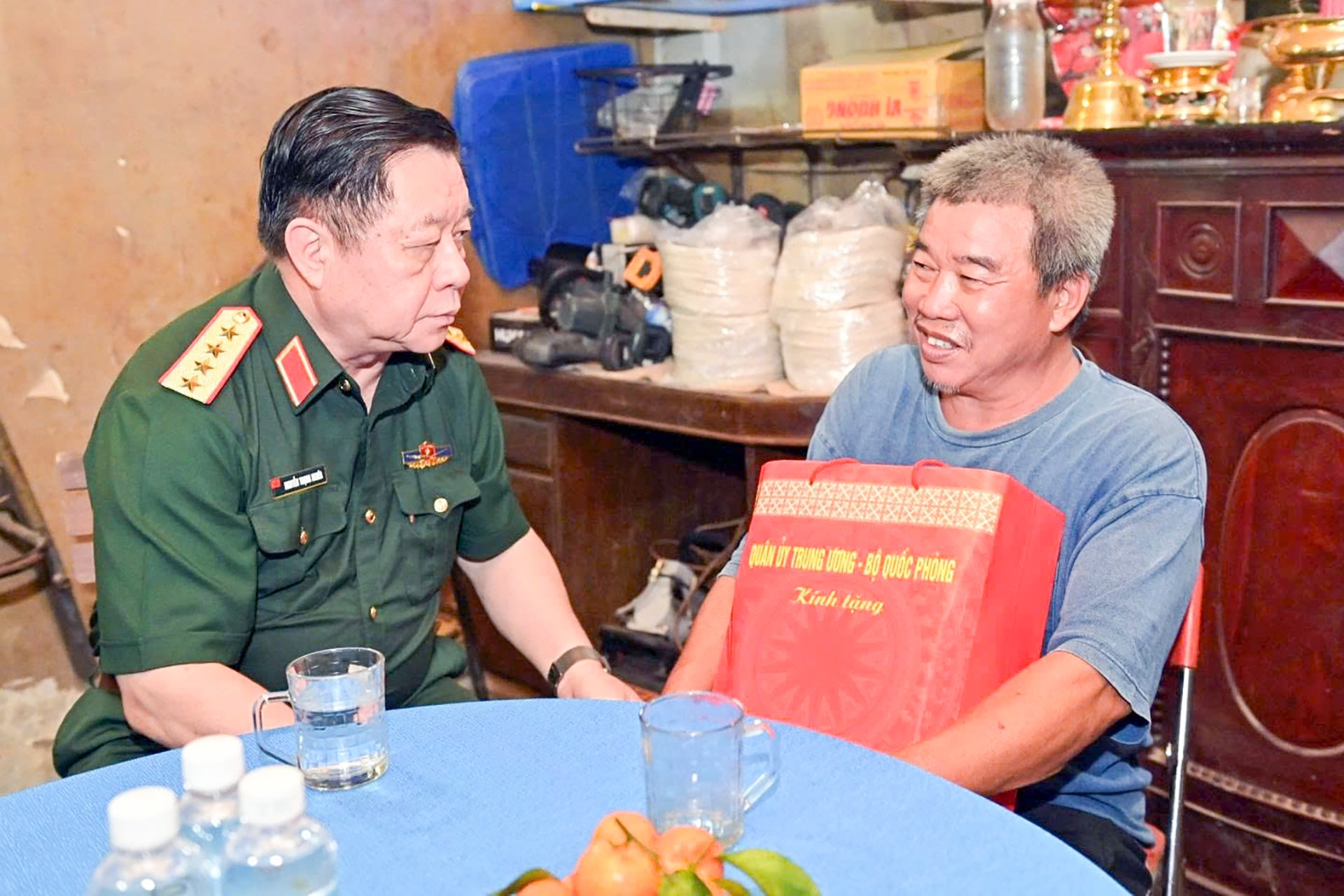 Đại tướng Nguyễn Trọng Nghĩa thăm, tặng quà các gia đình chính sách ở Khánh Hòa