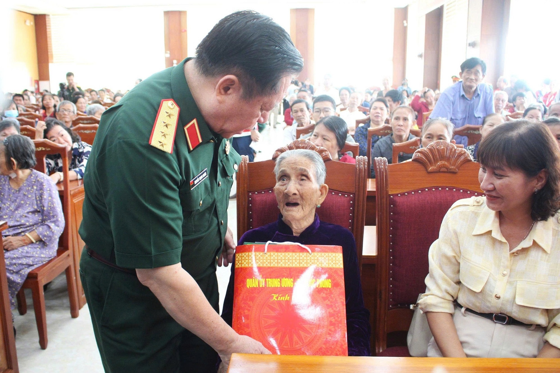 Đại tướng Nguyễn Trọng Nghĩa thăm, tặng quà cho gia đình chính sách tại Gia Lai