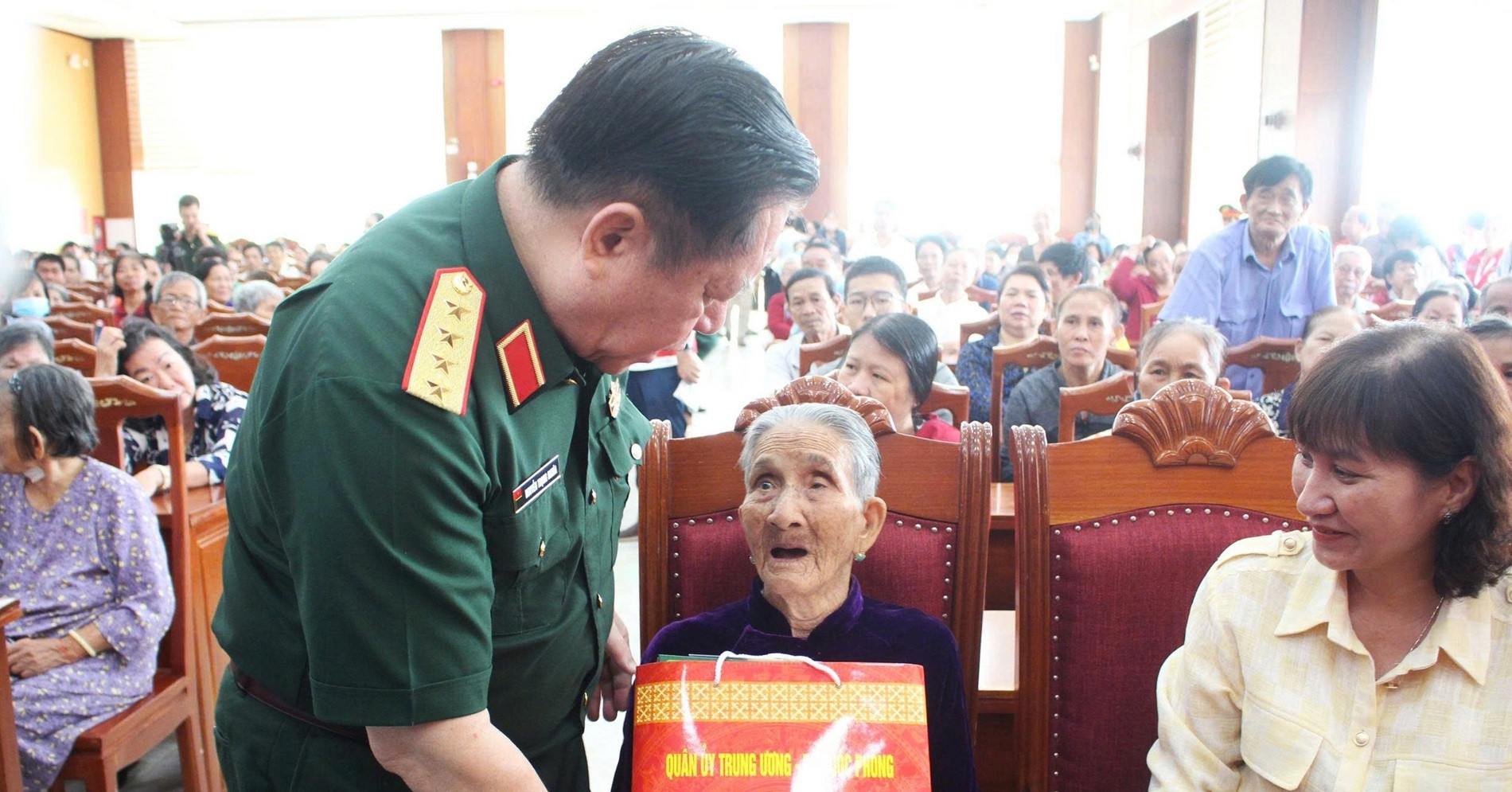 Đại tướng Nguyễn Trọng Nghĩa thăm, tặng quà cho gia đình chính sách tại Gia Lai