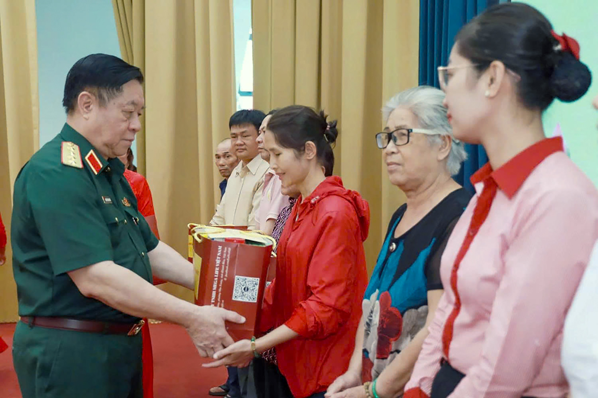 Dai tuong tang qua 2.jpg