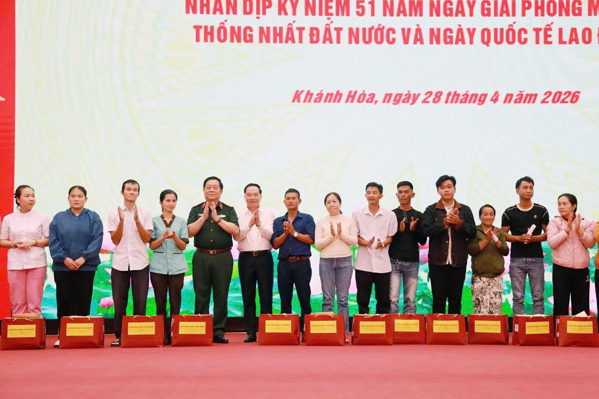 Dai tuong tang qua  4.jpg