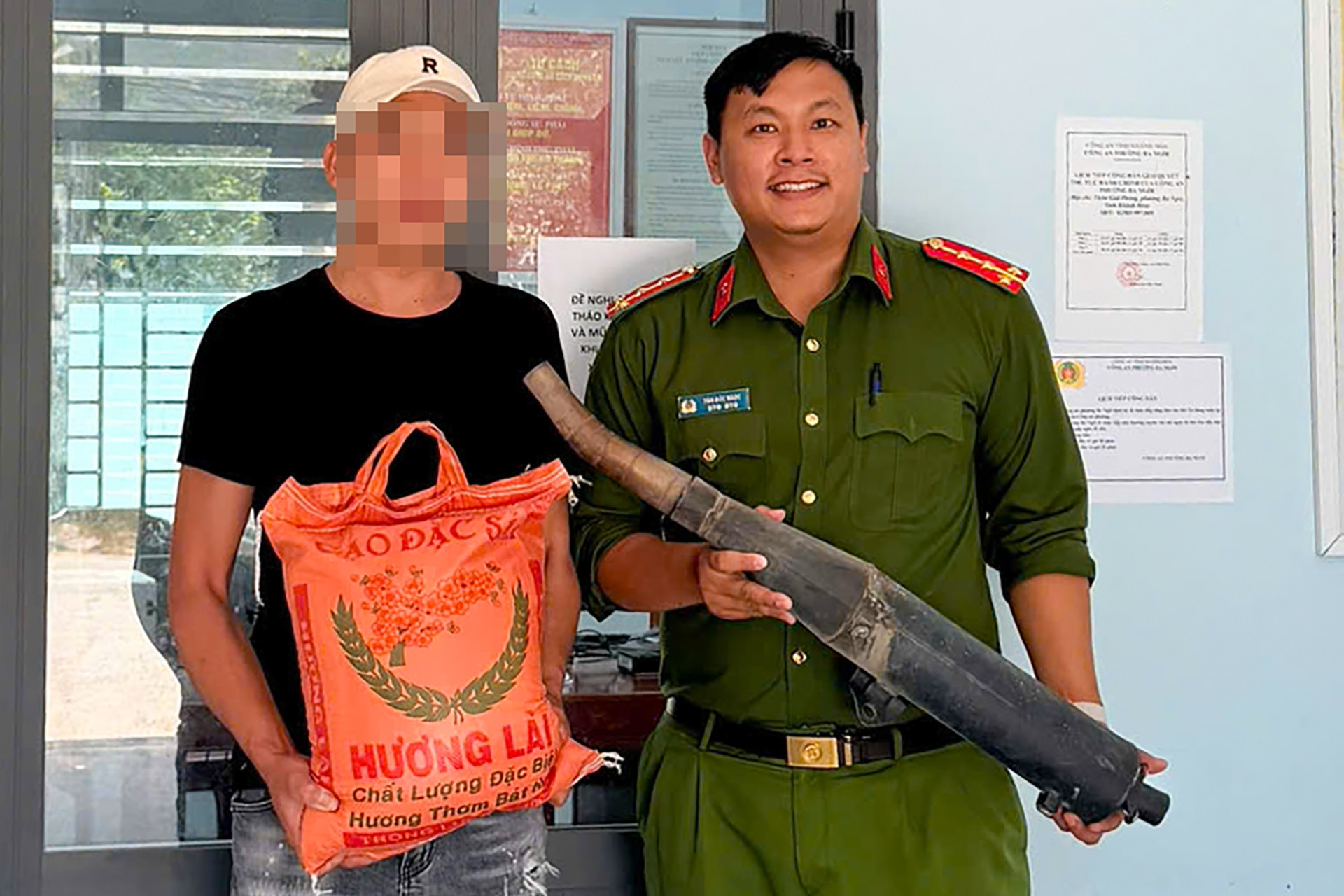 Đem pô xe độ đến công an, người dân bất ngờ nhận 10kg gạo