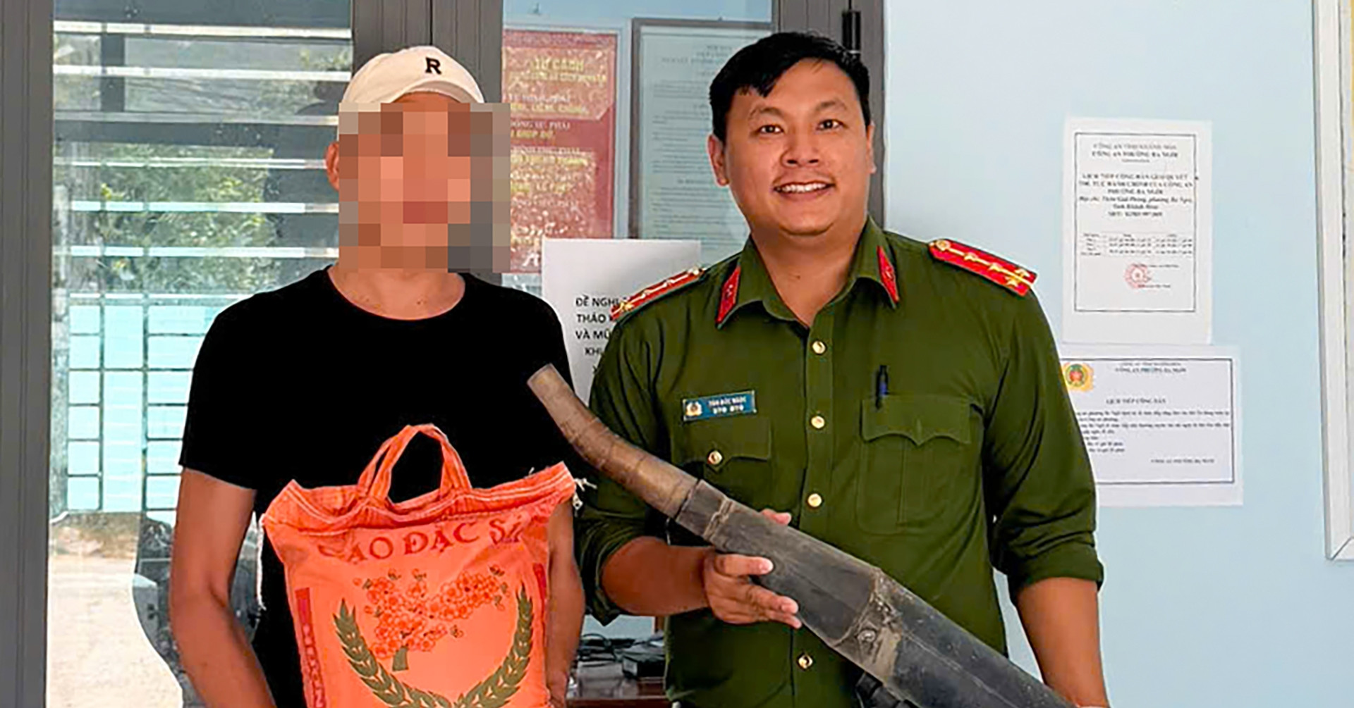 Đem pô xe độ đến công an, người dân bất ngờ nhận 10kg gạo
