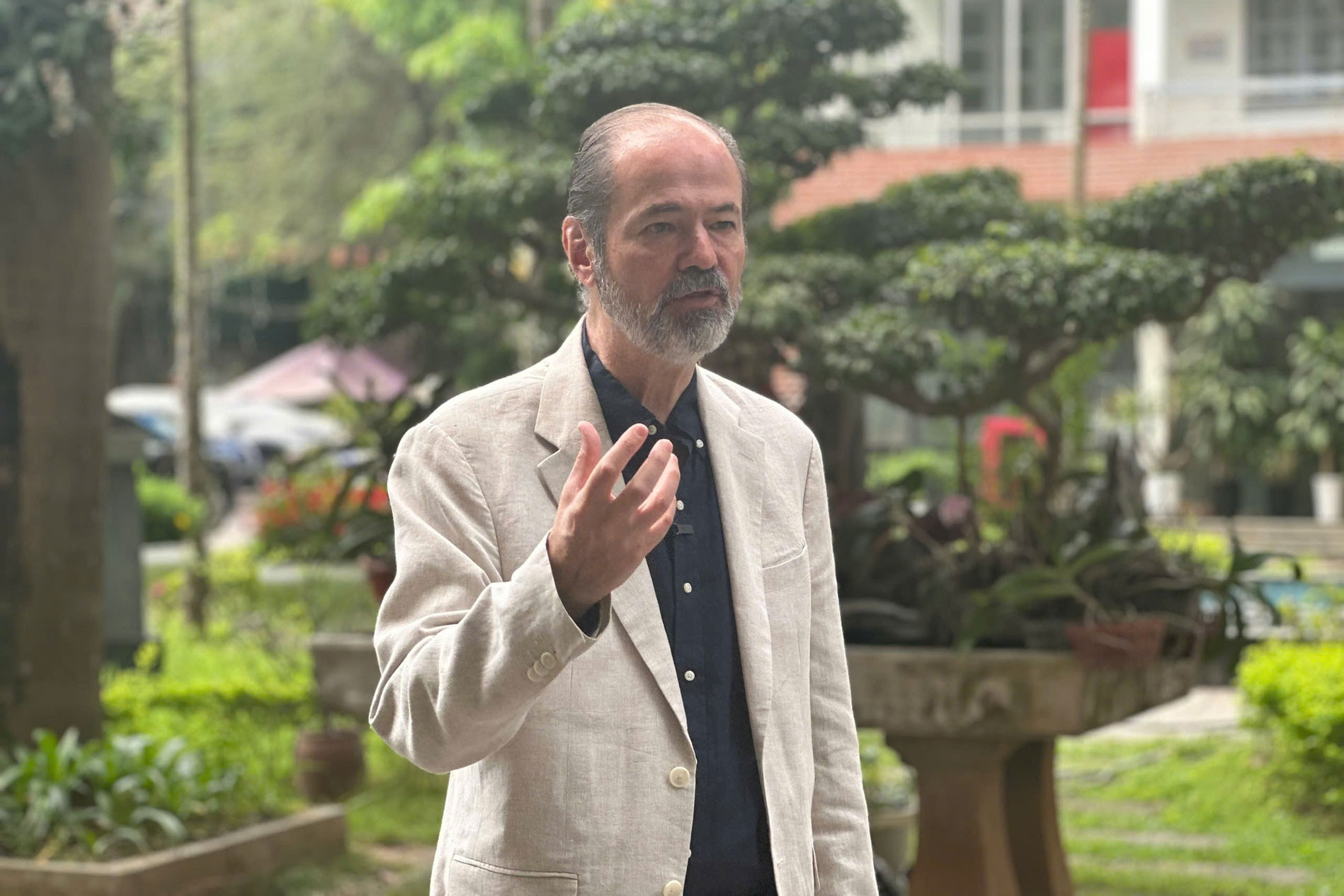  Giữa thời đại AI, nhà văn nổi tiếng khẳng định 'không gì thay thế được đọc sách' 