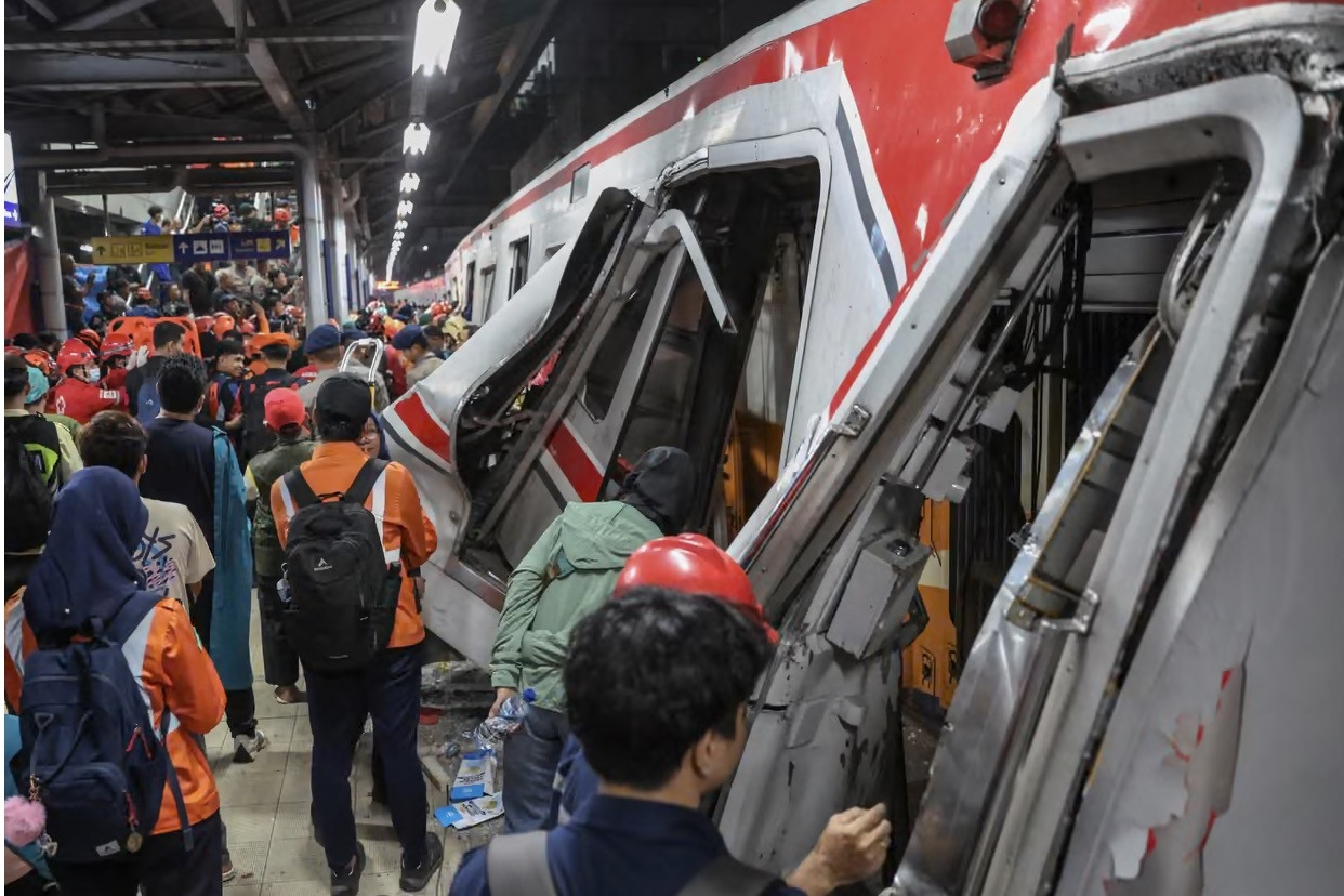 Hai đoàn tàu đâm nhau ở Indonesia, hơn 100 người thương vong