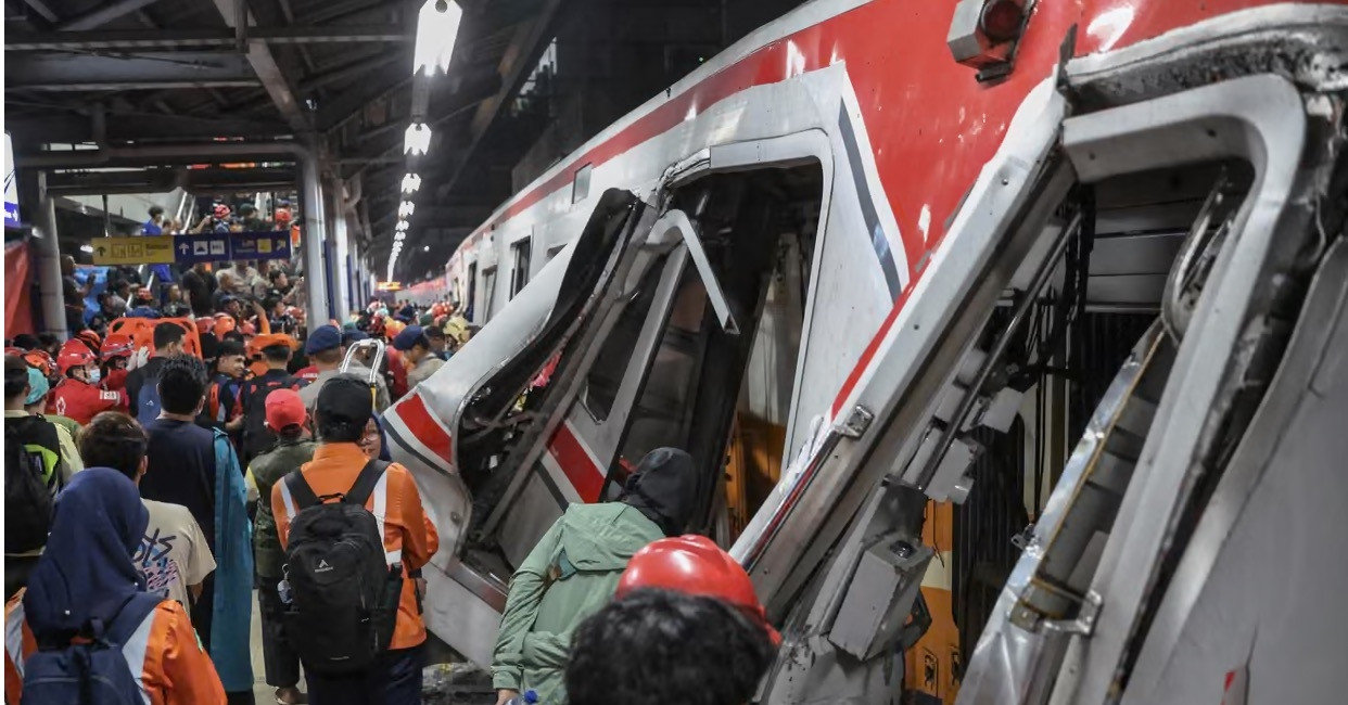 Hai đoàn tàu đâm nhau ở Indonesia, hơn 100 người thương vong