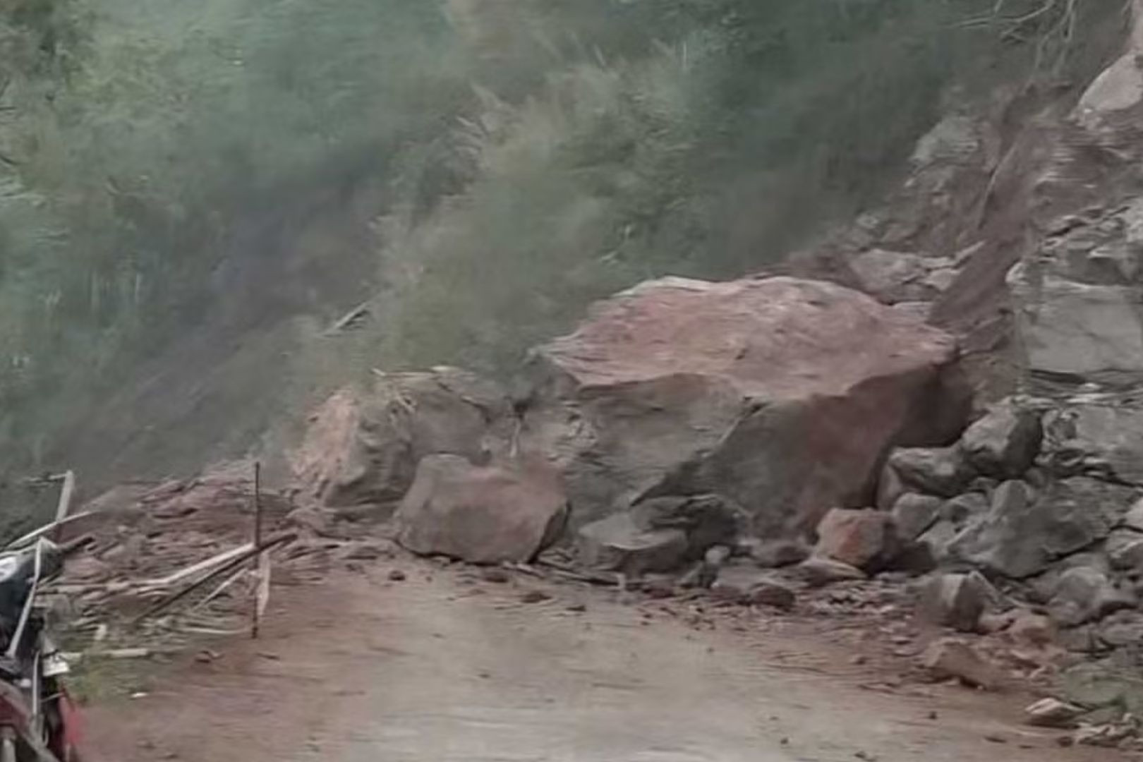 Hơn 2 vạn dân bị chia cắt vì đường vào xã sạt lở