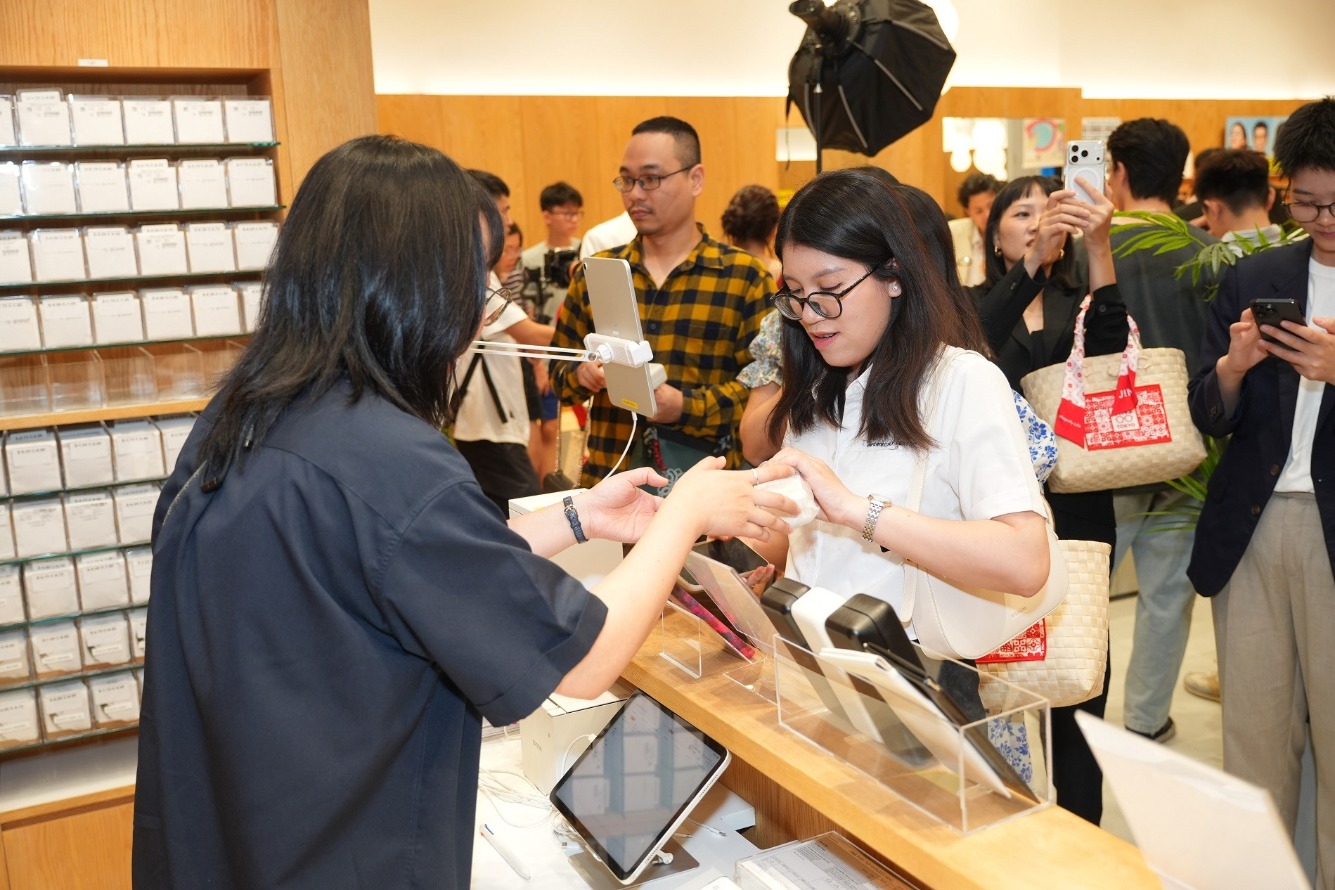 JINS mở cửa hàng kính mắt Nhật Bản đầu tiên tại Hà Nội