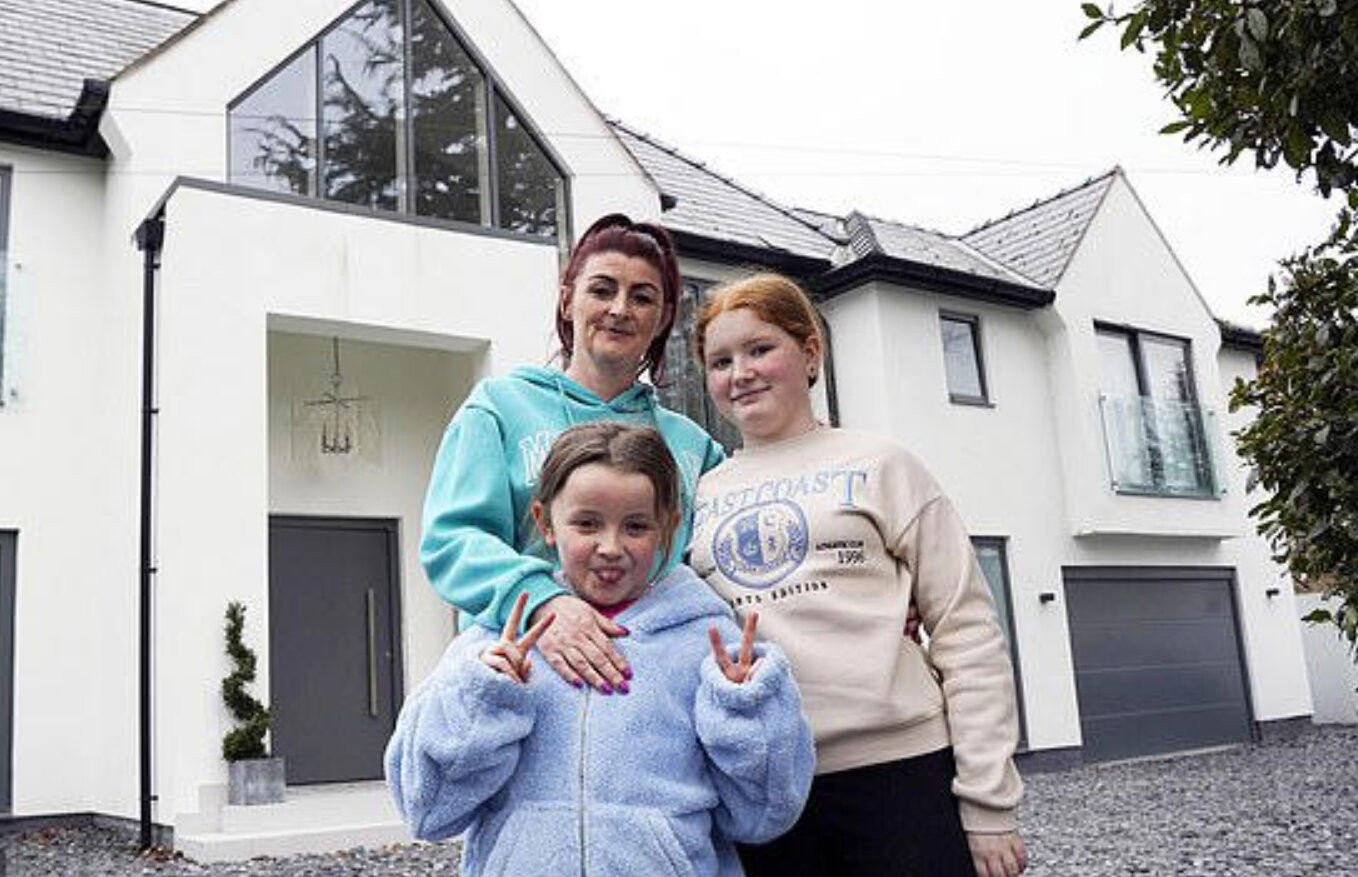 Mẹ đơn thân bật khóc khi được triệu phú cho 700 triệu đồng, mời làm việc