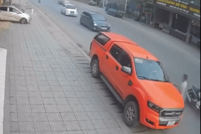 Mở cửa ô tô bên đường, người đàn ông bị xe vượt phải tông văng
