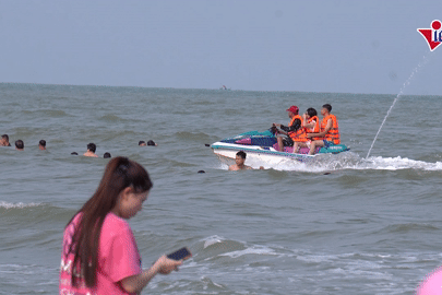  Mô tô nước chạy 'bát nháo' trên biển Sầm Sơn, tiềm ẩn nguy cơ tai nạn 