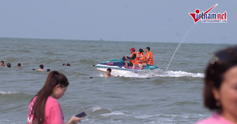 Mô tô nước chạy 'bát nháo' trên biển Sầm Sơn, tiềm ẩn nguy cơ tai nạn