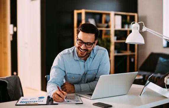 Nhóm 1% dùng AI thế nào để tiết kiệm 10 giờ làm việc mỗi tuần?